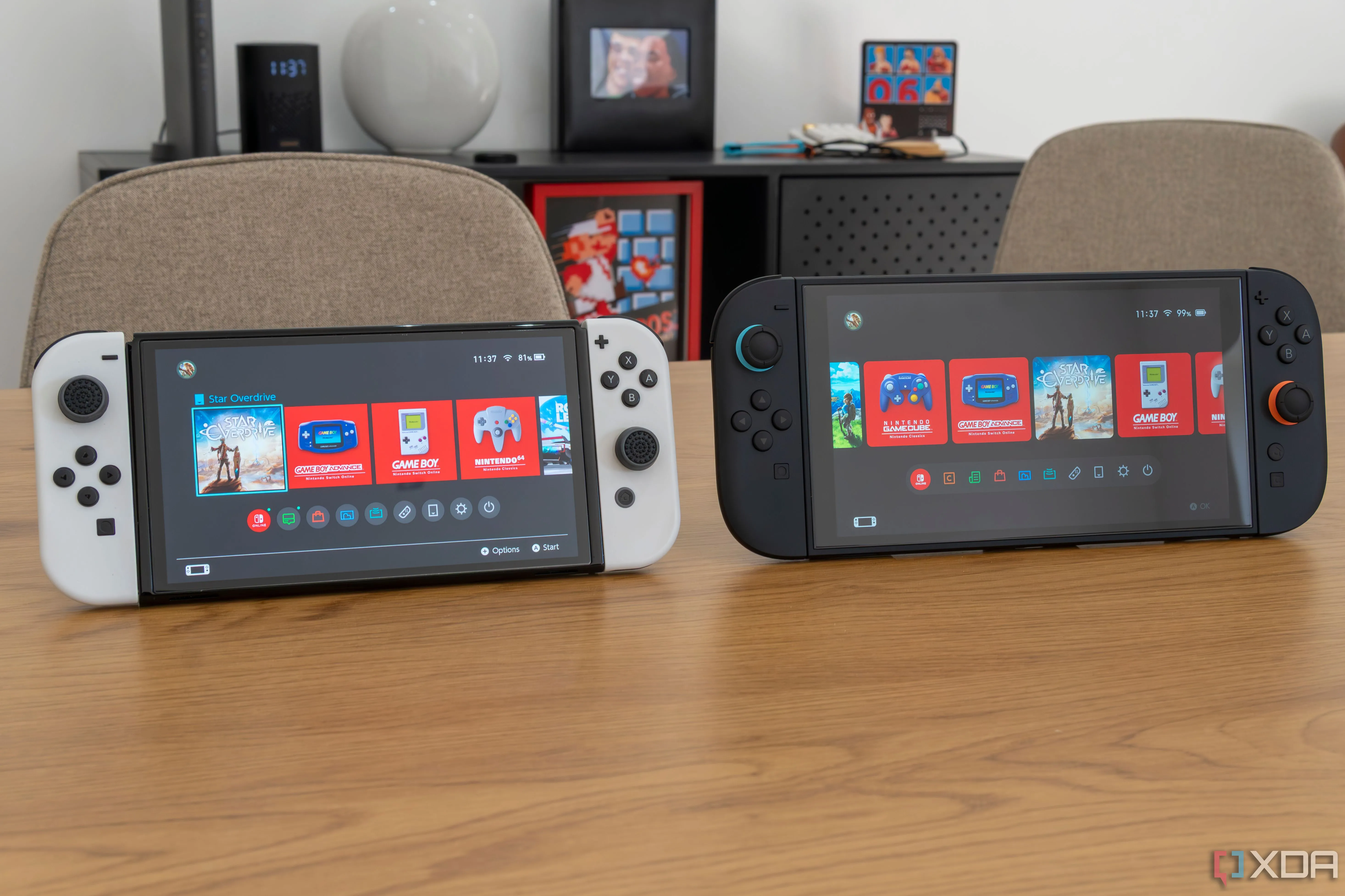 Hình ảnh hai máy Nintendo Switch OLED và Switch 2 hiển thị màn hình chính
