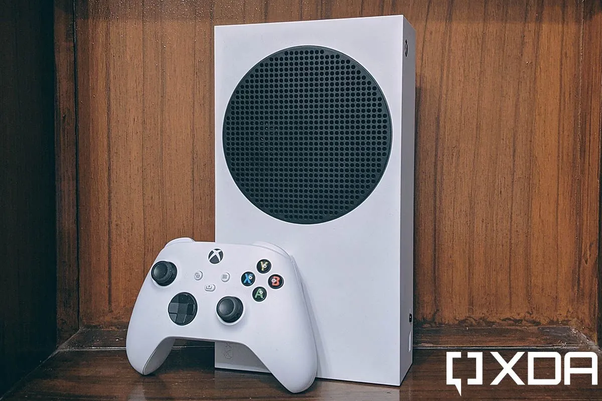 Hình ảnh mặt trước console Xbox Series S, minh họa cho thiết bị bị ảnh hưởng bởi lỗi cập nhật