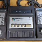 Hình ảnh máy chơi game Emerson Arcadia 2001 với thiết kế điều khiển độc đáo của thập niên 80.