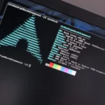 Hình ảnh một máy tính xách tay chạy hệ điều hành Linux, minh họa khả năng thay thế hiệu quả cho Windows 10 đã hết hỗ trợ.