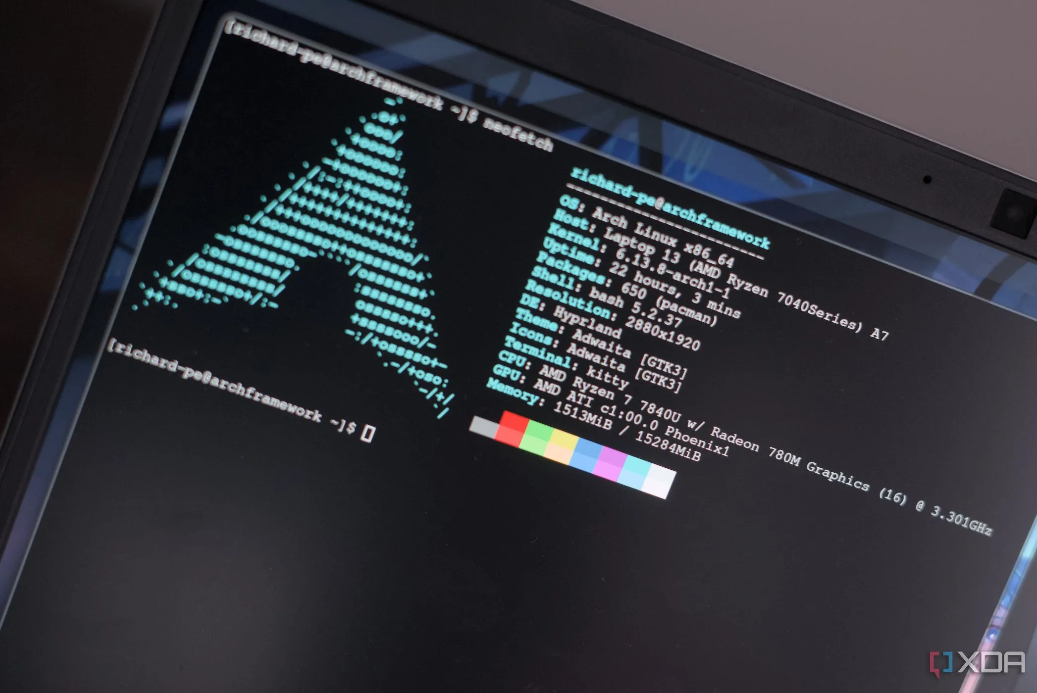 Hình ảnh một máy tính xách tay chạy hệ điều hành Linux, minh họa khả năng thay thế hiệu quả cho Windows 10 đã hết hỗ trợ.