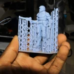 Hình ảnh một vật thể in 3D được cầm trên tay, minh họa cho khả năng truy dấu nguồn gốc từ máy in 3D