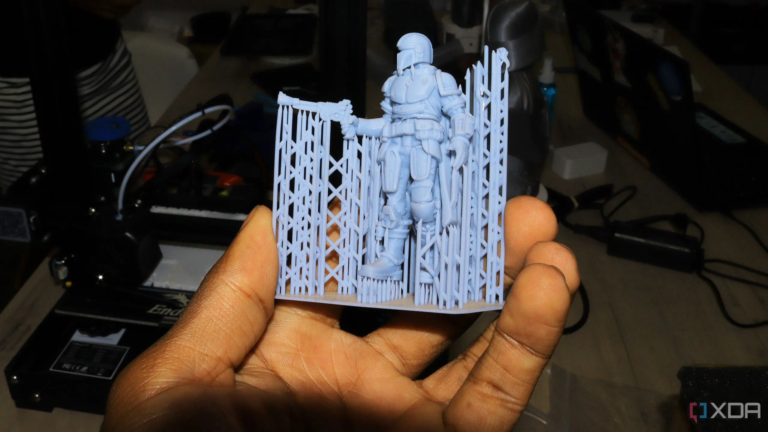 Hình ảnh một vật thể in 3D được cầm trên tay, minh họa cho khả năng truy dấu nguồn gốc từ máy in 3D