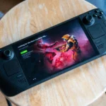 Hình ảnh người dùng trải nghiệm GeForce Now trên Steam Deck OLED, minh họa khả năng chơi game cloud mượt mà sau cập nhật SteamOS
