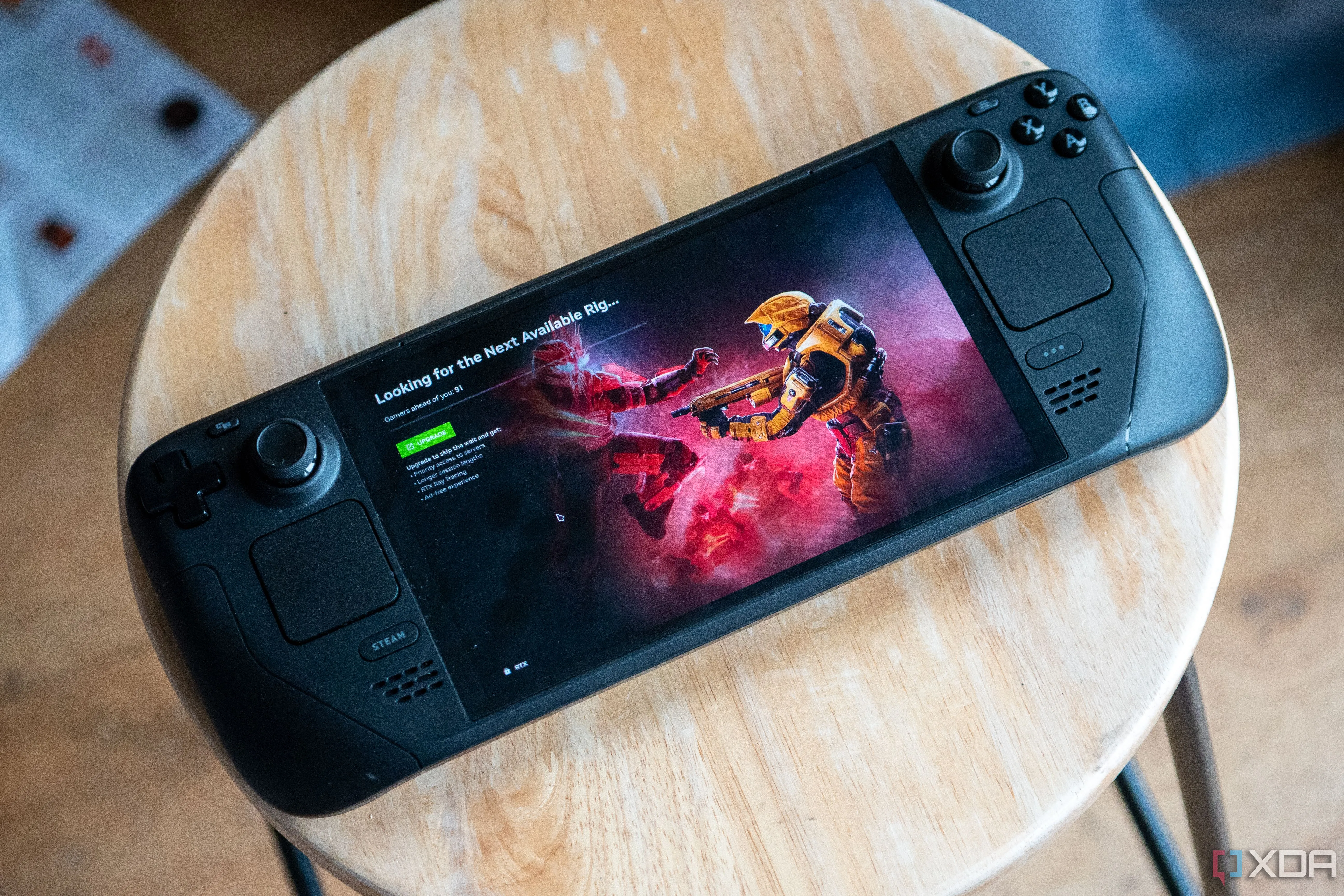 Hình ảnh người dùng trải nghiệm GeForce Now trên Steam Deck OLED, minh họa khả năng chơi game cloud mượt mà sau cập nhật SteamOS
