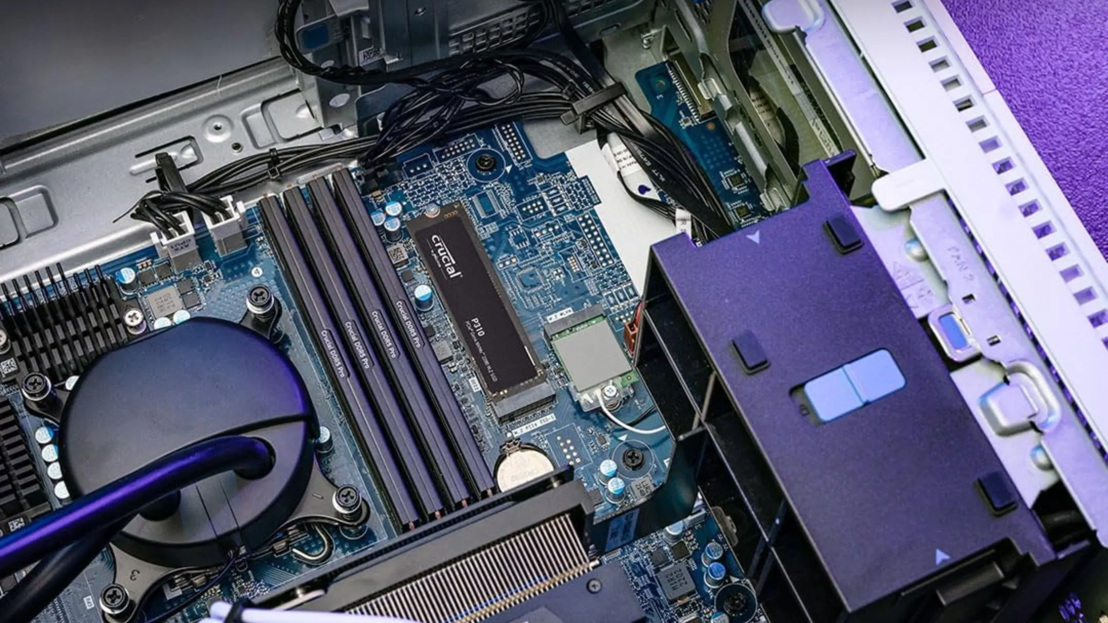 Hình ảnh ổ cứng SSD Crucial P310 NVMe được lắp đặt trong bo mạch chủ máy tính