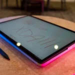 Hình ảnh Surface Laptop Studio 2 với màn hình xoay gập ở chế độ tablet, cùng bút stylus.
