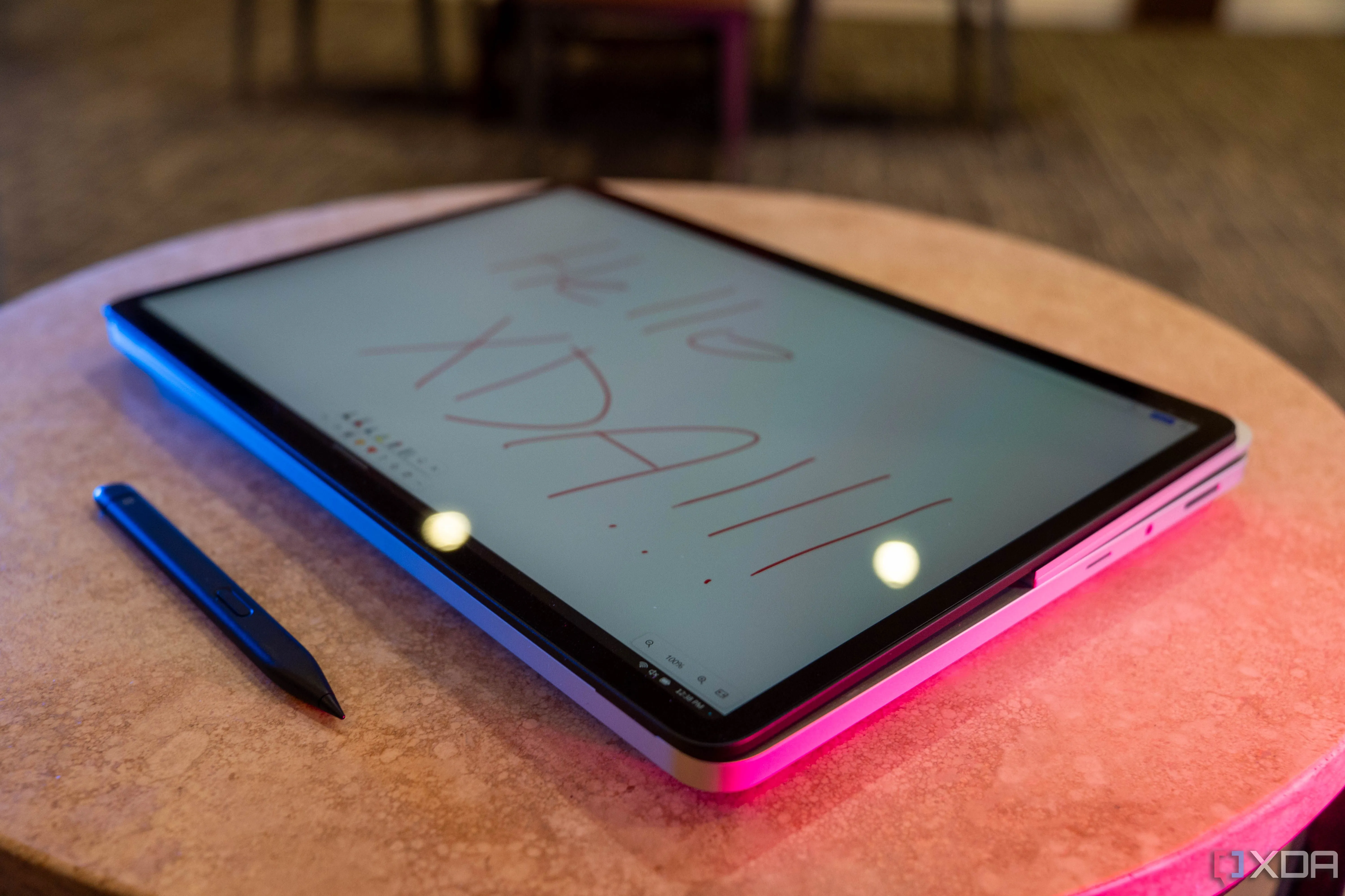 Hình ảnh Surface Laptop Studio 2 với màn hình xoay gập ở chế độ tablet, cùng bút stylus.