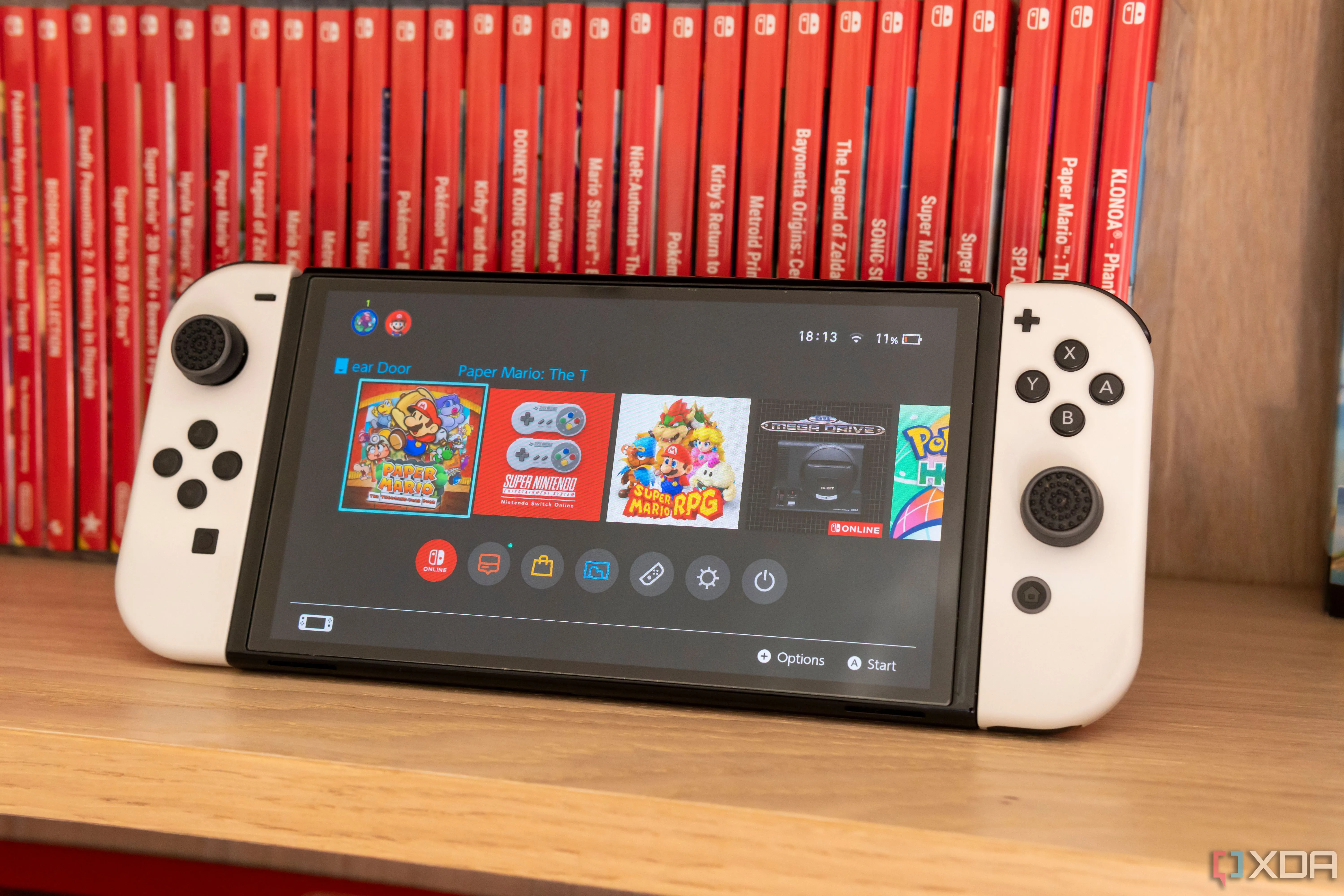 Hình ảnh tay cầm và máy chơi game Nintendo Switch, minh họa cho các trình giả lập Switch như Yuzu và Ryujinx đã bị ảnh hưởng bởi vấn đề pháp lý.