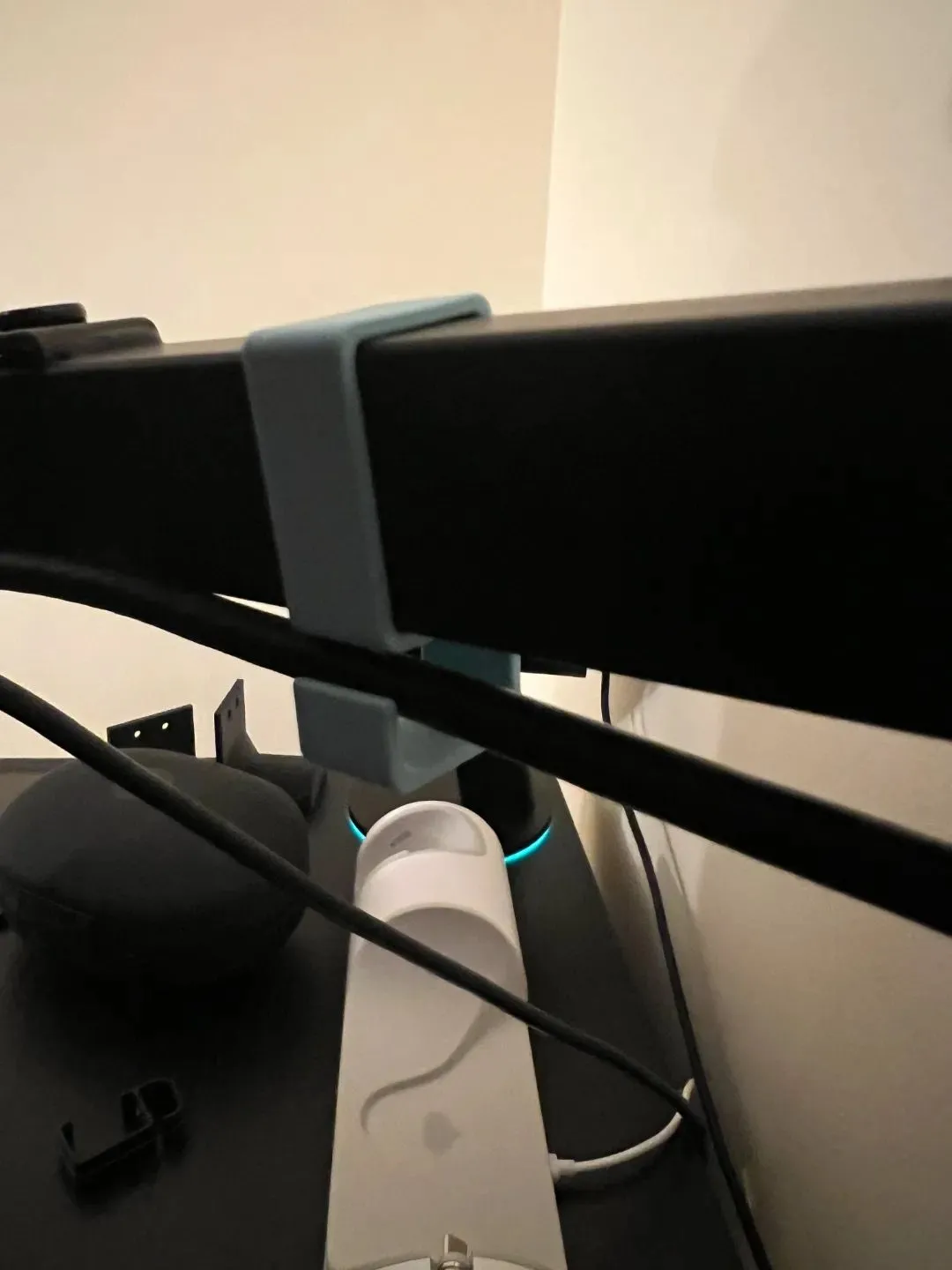 Kẹp cáp in 3D tùy chỉnh giúp sắp xếp gọn gàng dây phía sau màn hình máy tính
