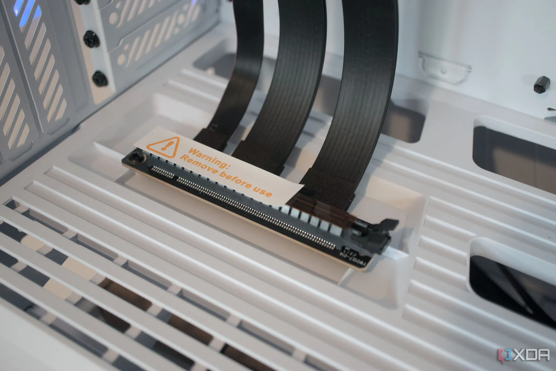 Khe cắm PCIe và cáp riser đang kết nối trong case máy tính HYTE Y40