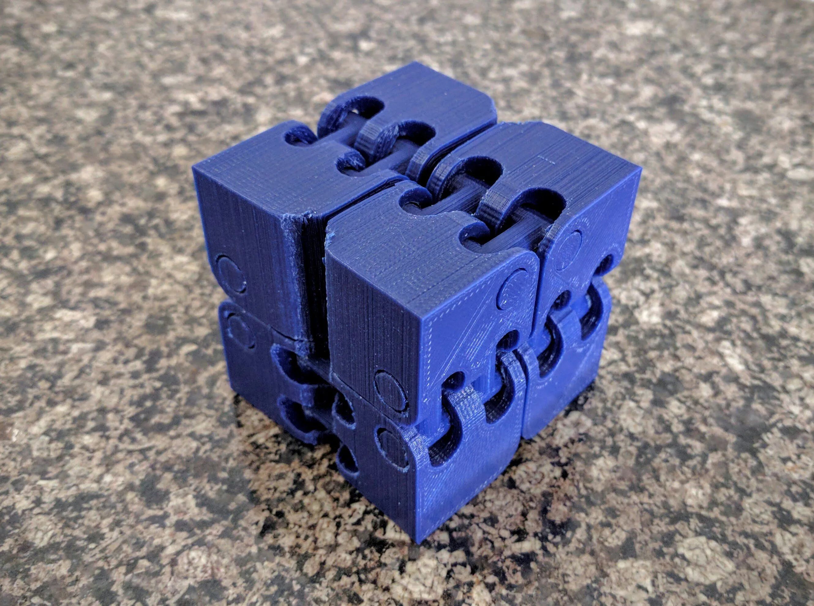 Khối Fidget Cube (Infinity Cube) có thể gấp mở vô hạn, giúp giảm căng thẳng và tăng cường tập trung.