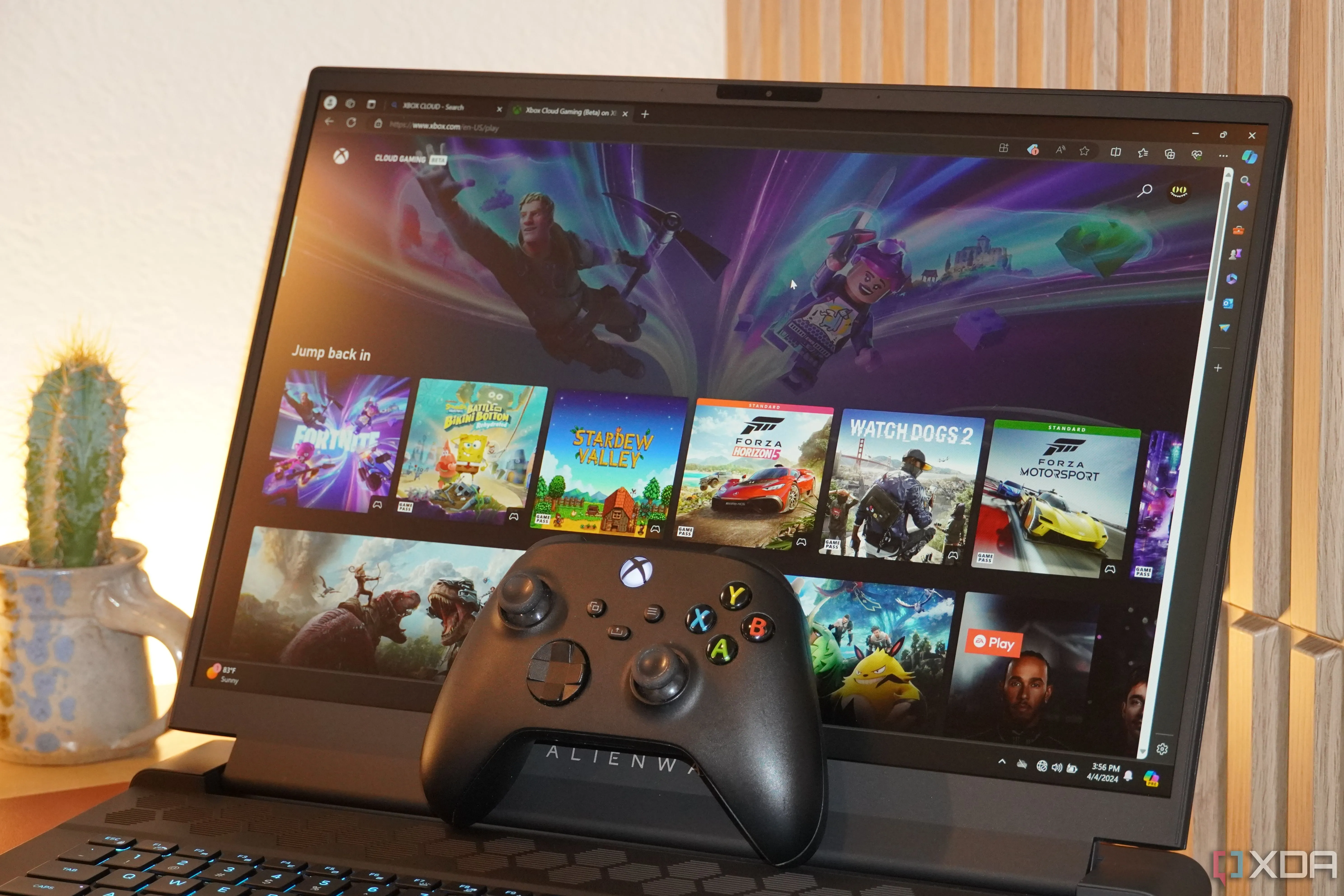 Laptop Alienware đang chạy Xbox Cloud Gaming, minh họa tầm quan trọng của việc cắm sạc khi chơi game để duy trì hiệu năng.