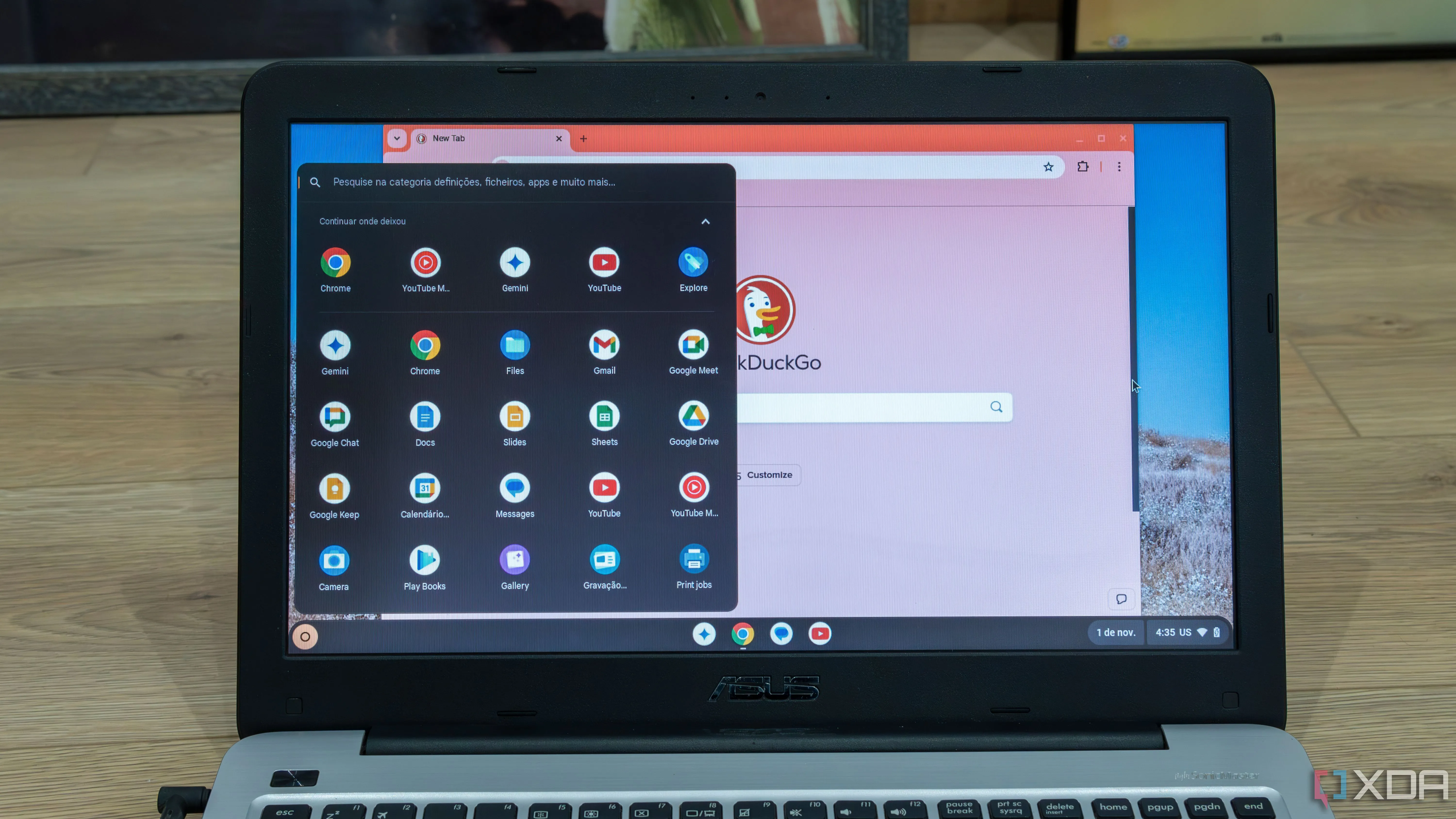 Laptop chạy Chrome OS Flex hiển thị trình duyệt Chrome và trình khởi chạy ứng dụng