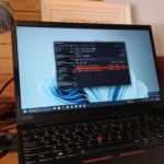 Laptop chạy Windows 11 hiển thị ứng dụng TeraCopy đang xử lý file, minh họa cho hoạt động hệ thống và quá trình cập nhật