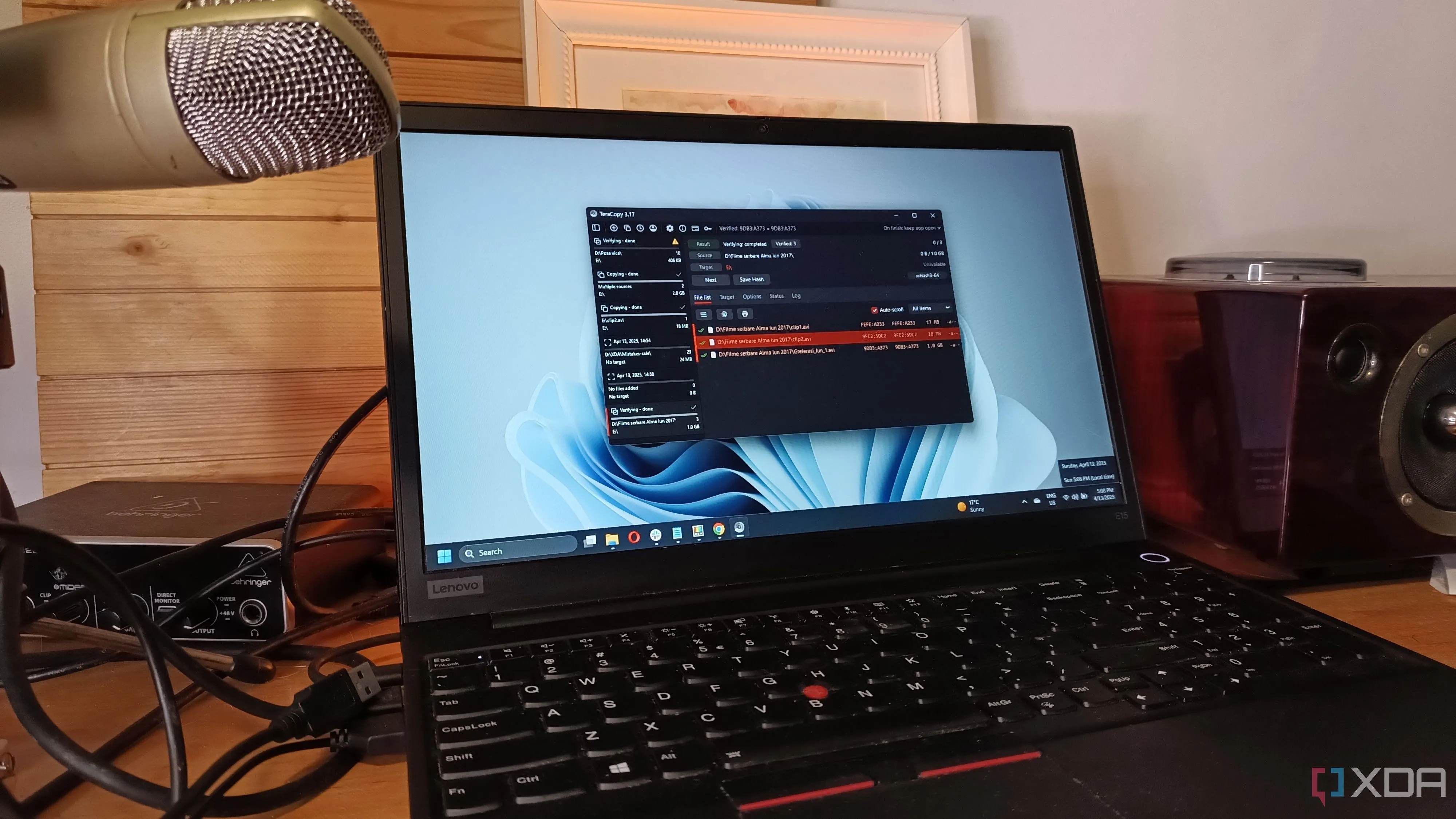 Laptop chạy Windows 11 hiển thị ứng dụng TeraCopy đang xử lý file, minh họa cho hoạt động hệ thống và quá trình cập nhật