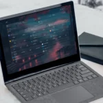 Laptop hiển thị bảng điều khiển máy chủ tự lưu trữ với tách cà phê và sổ tay