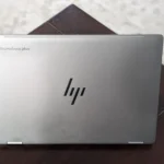 Laptop HP Chromebook Plus x360 với logo HP ở mặt lưng