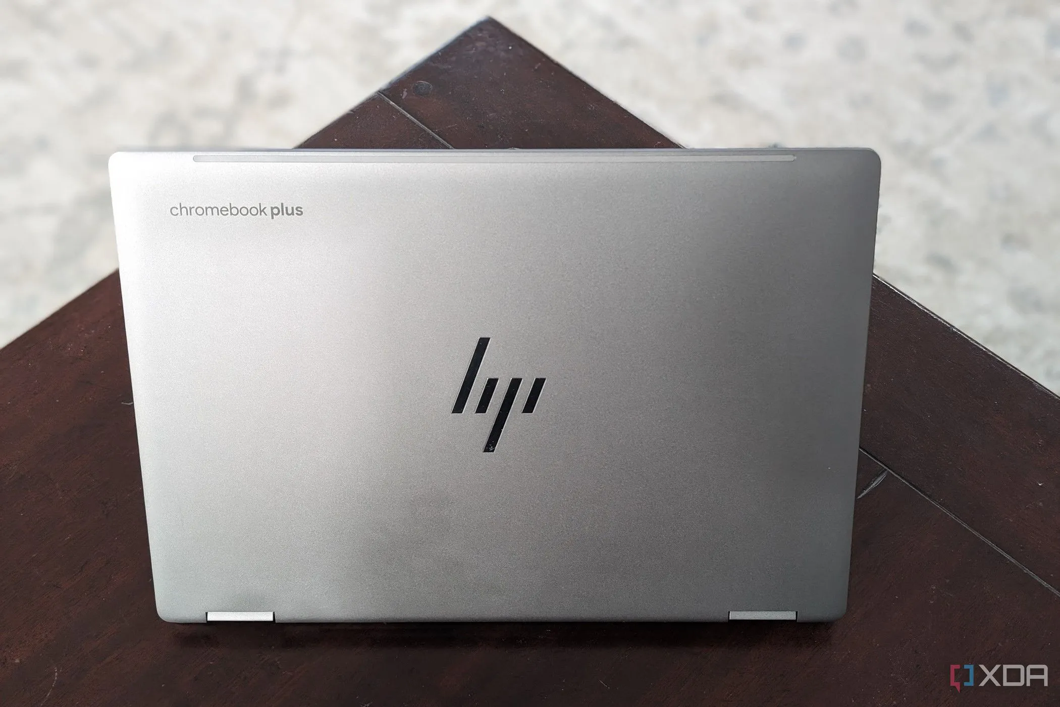 Laptop HP Chromebook Plus x360 với logo HP ở mặt lưng