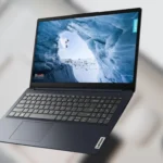 Laptop Lenovo IdeaPad 1i màu xám Storm Grey nhìn từ góc cao với màn hình mở 100 độ, đặt trên bàn làm việc