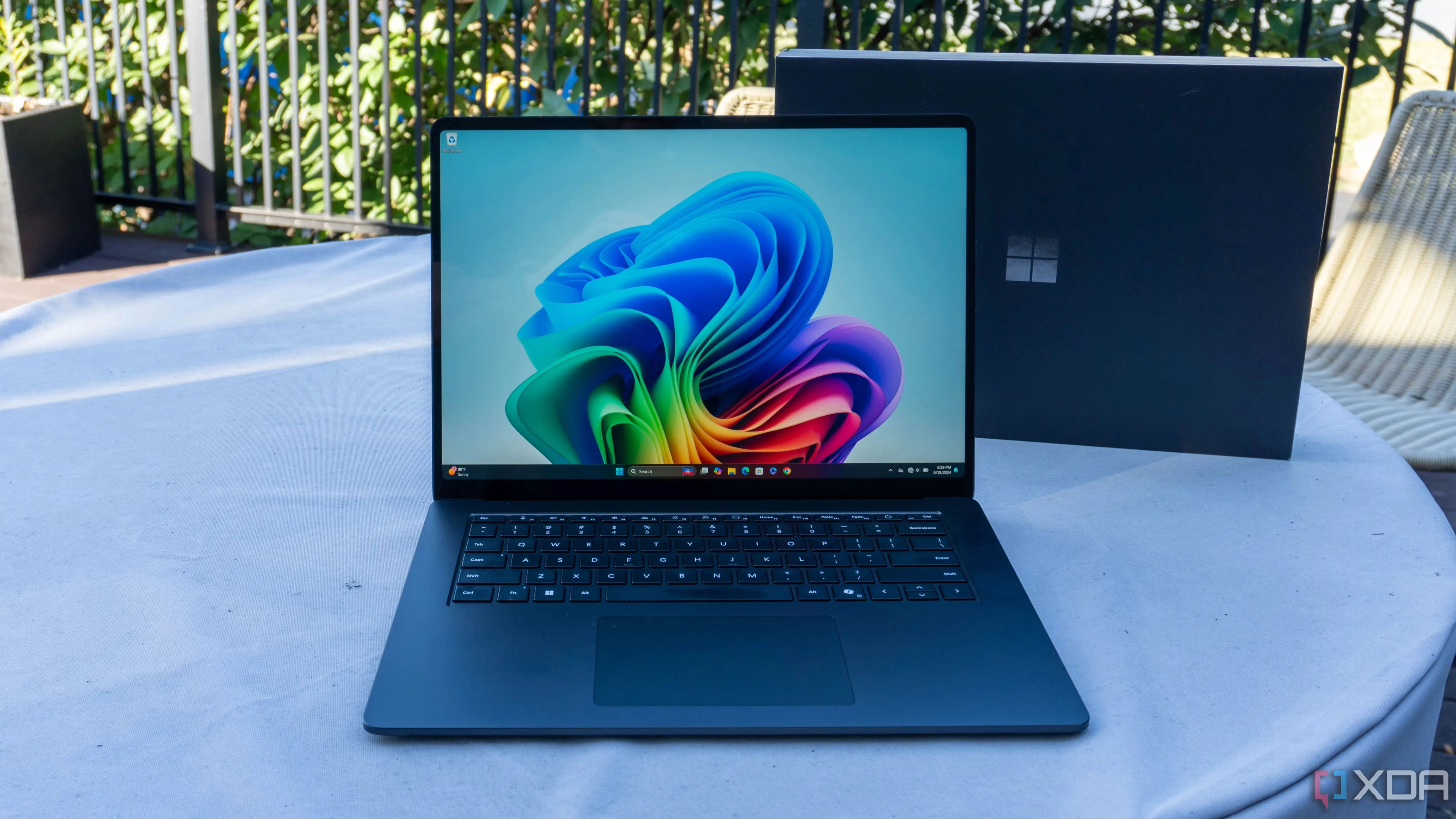 Laptop Microsoft Surface Laptop 7 đặt trên bàn, thể hiện sự sang trọng và tiện dụng