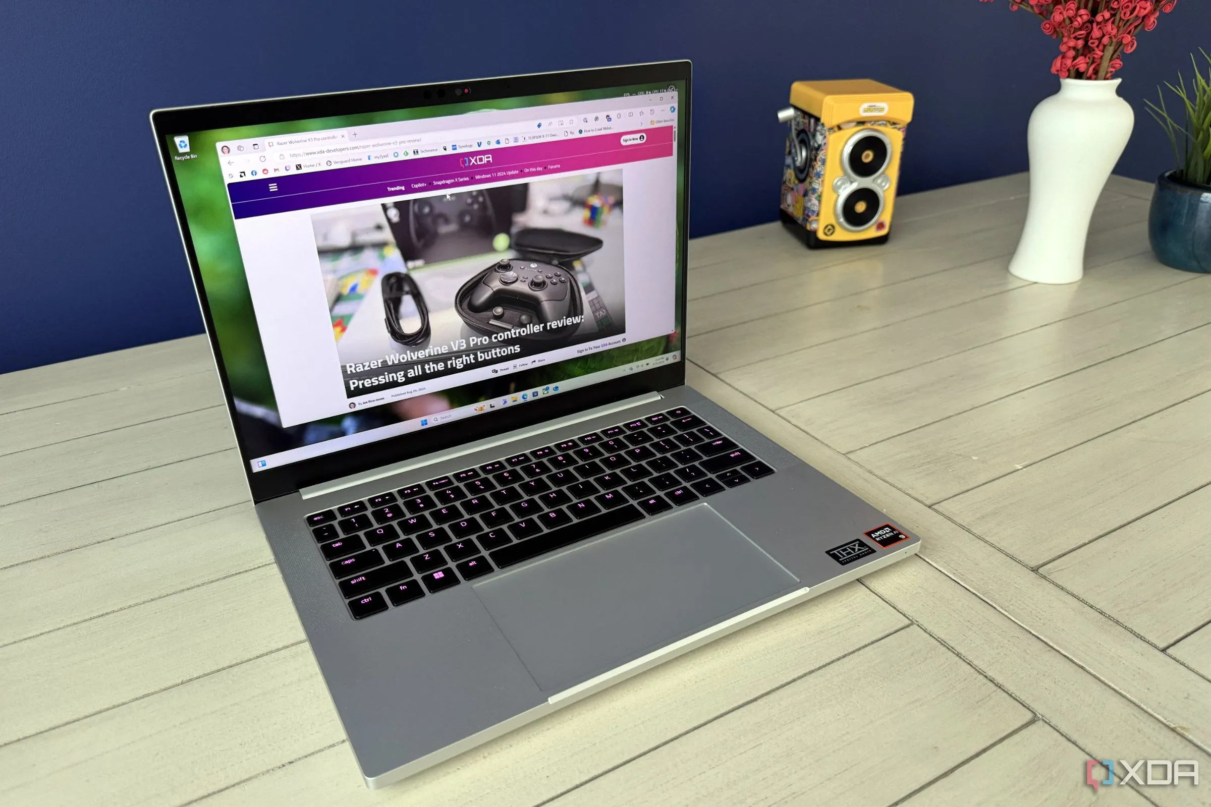 Laptop Razer Blade 14 2024 hiển thị trang web XDA Developers, minh họa cho tuổi thọ thiết bị