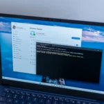 Laptop Windows 11 chạy script PowerShell để cài đặt và khởi động lại cập nhật