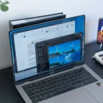 Laptop Windows 11 trình diễn giao diện, thể hiện sự tối ưu cổng USB-C theo tiêu chuẩn WHCP mới