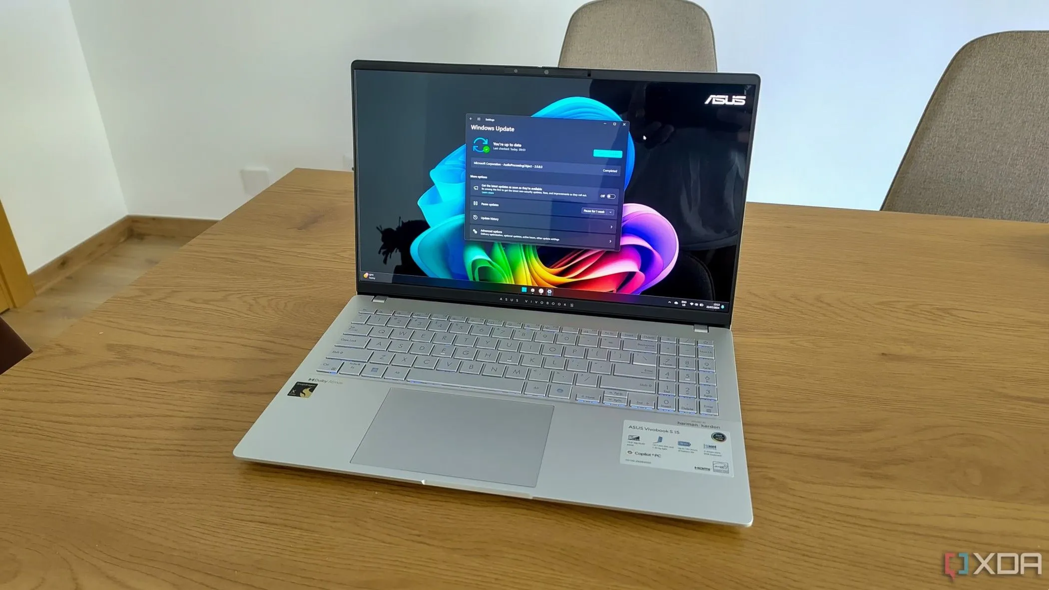 Màn hình cập nhật Windows trên laptop, minh họa vấn đề kiểm soát cập nhật phần mềm mà chính phủ Đan Mạch muốn tránh khi chuyển đổi hệ điều hành.
