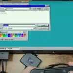 Màn hình chụp Windows 95 đang chạy trên máy PlayStation 2 thông qua giả lập Bochs, thể hiện giao diện cổ điển của hệ điều hành trên nền tảng console.