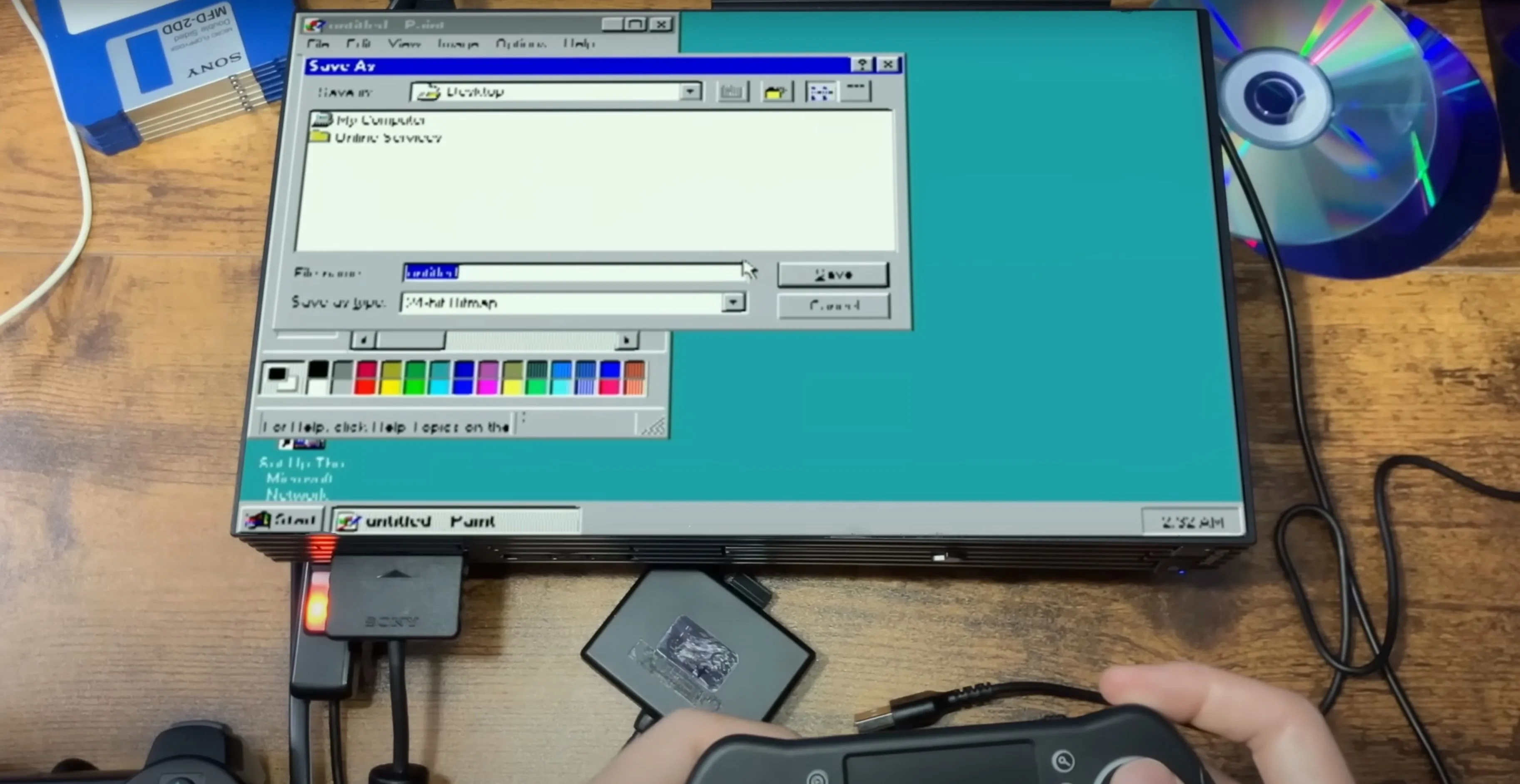 Màn hình chụp Windows 95 đang chạy trên máy PlayStation 2 thông qua giả lập Bochs, thể hiện giao diện cổ điển của hệ điều hành trên nền tảng console.