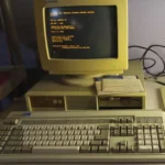 Màn hình CRT cũ hiển thị giao diện MS-DOS 3.2, gợi nhớ kỷ nguyên máy tính cá nhân đời đầu