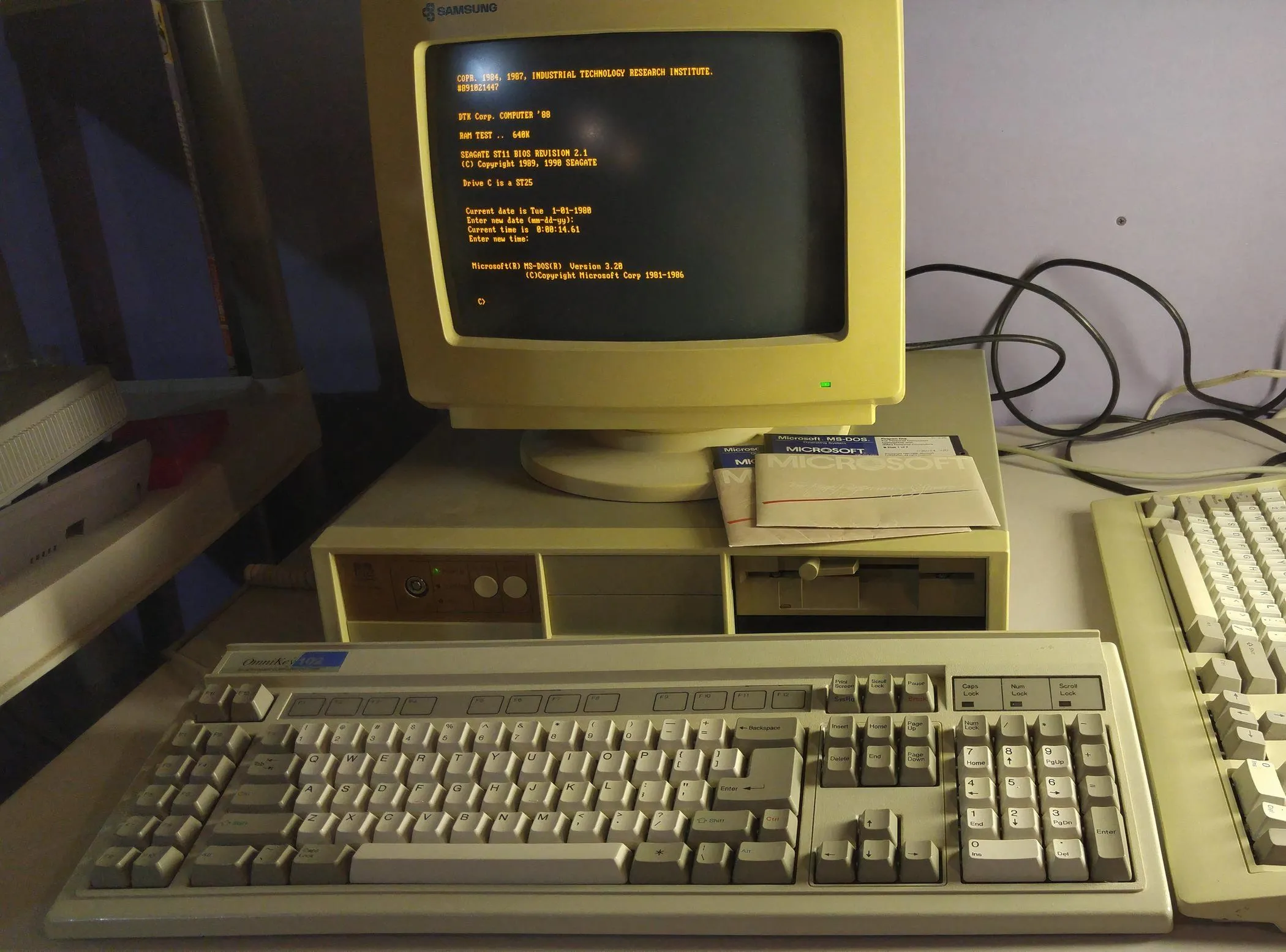 Màn hình CRT cũ hiển thị giao diện MS-DOS 3.2, gợi nhớ kỷ nguyên máy tính cá nhân đời đầu