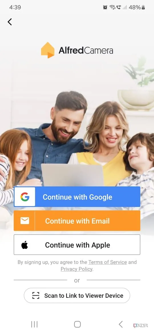 Màn hình đăng nhập Alfred Security bằng tài khoản Google trên điện thoại xem