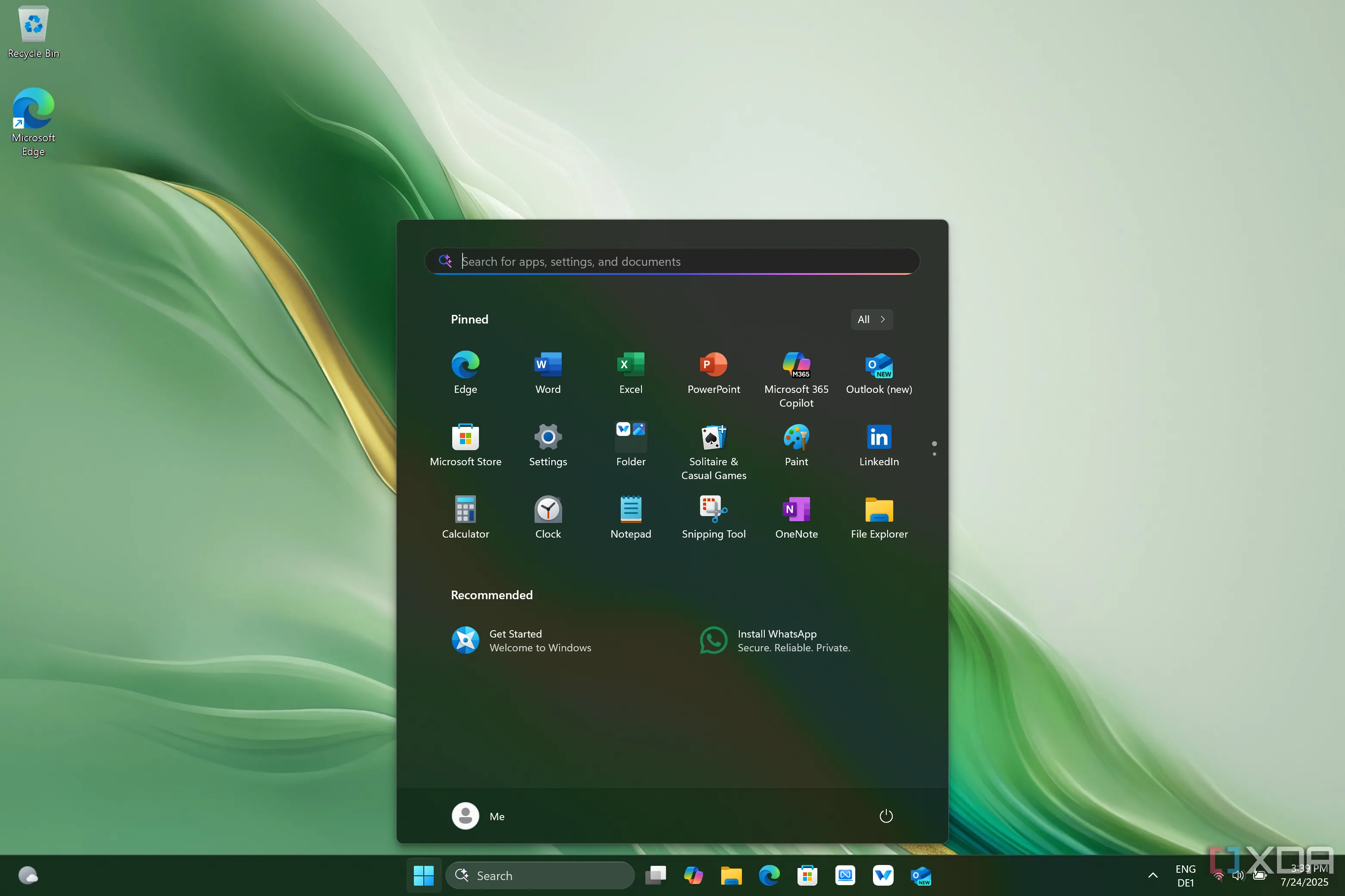 Màn hình desktop Windows 11 của một tài khoản mới tạo ở EU hiển thị menu Start