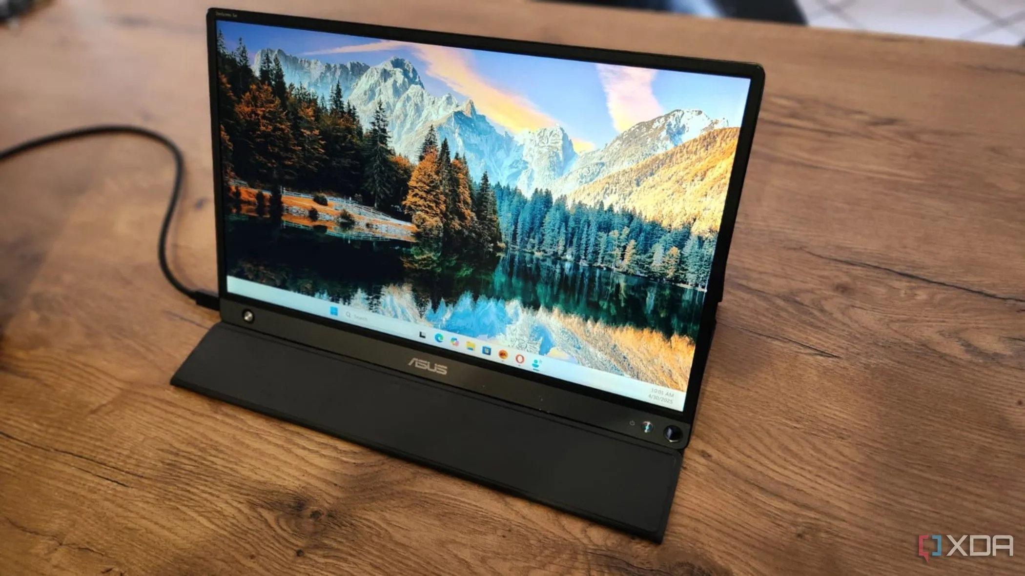 Màn hình di động Asus Zenscreen Go với chân đế gập origami, minh họa khả năng di động.