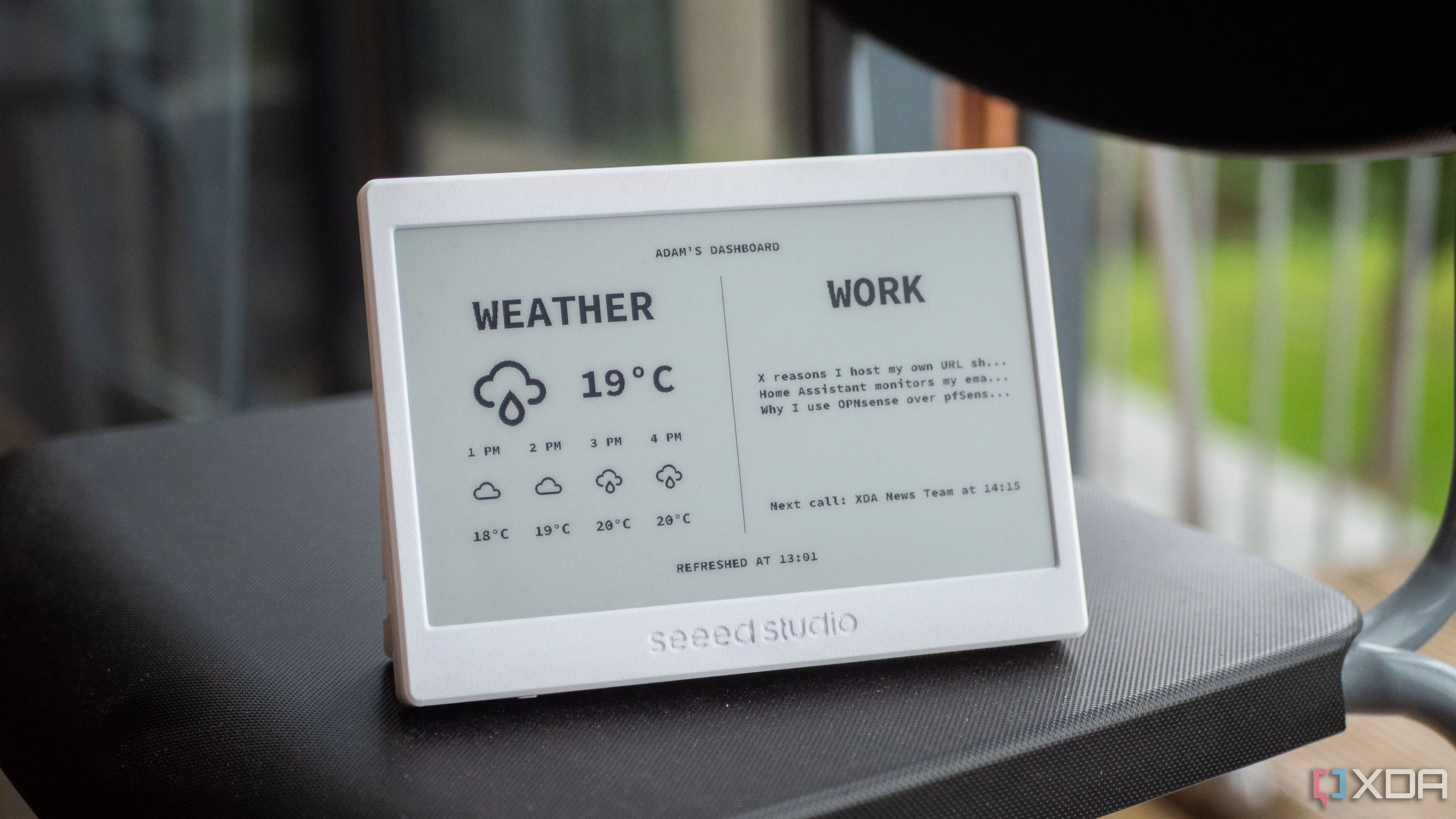Màn hình e-ink 7.5 inch của Seeed Studio XIAO hoạt động với Home Assistant, được cấp nguồn bởi chip ESP32-C3, minh họa ứng dụng hiển thị tiết kiệm năng lượng trong nhà thông minh