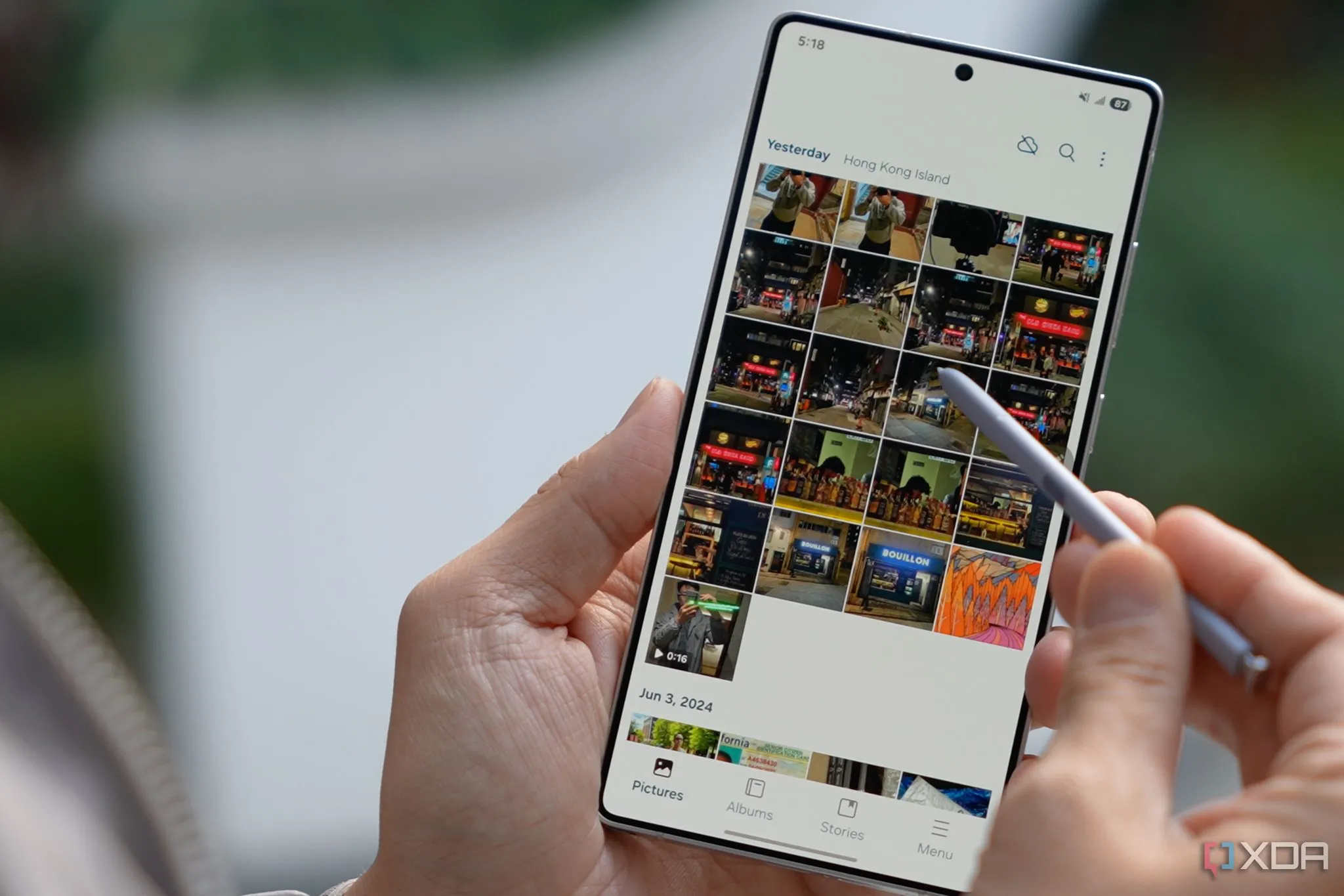 Màn hình Galaxy S25 Ultra với viền mỏng và lớp phủ chống phản chiếu