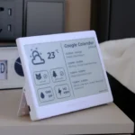Màn hình hiển thị Seeed Studio Xiao 7.5 Inch ePaper Panel với giao diện smart home và chân đế tiện lợi