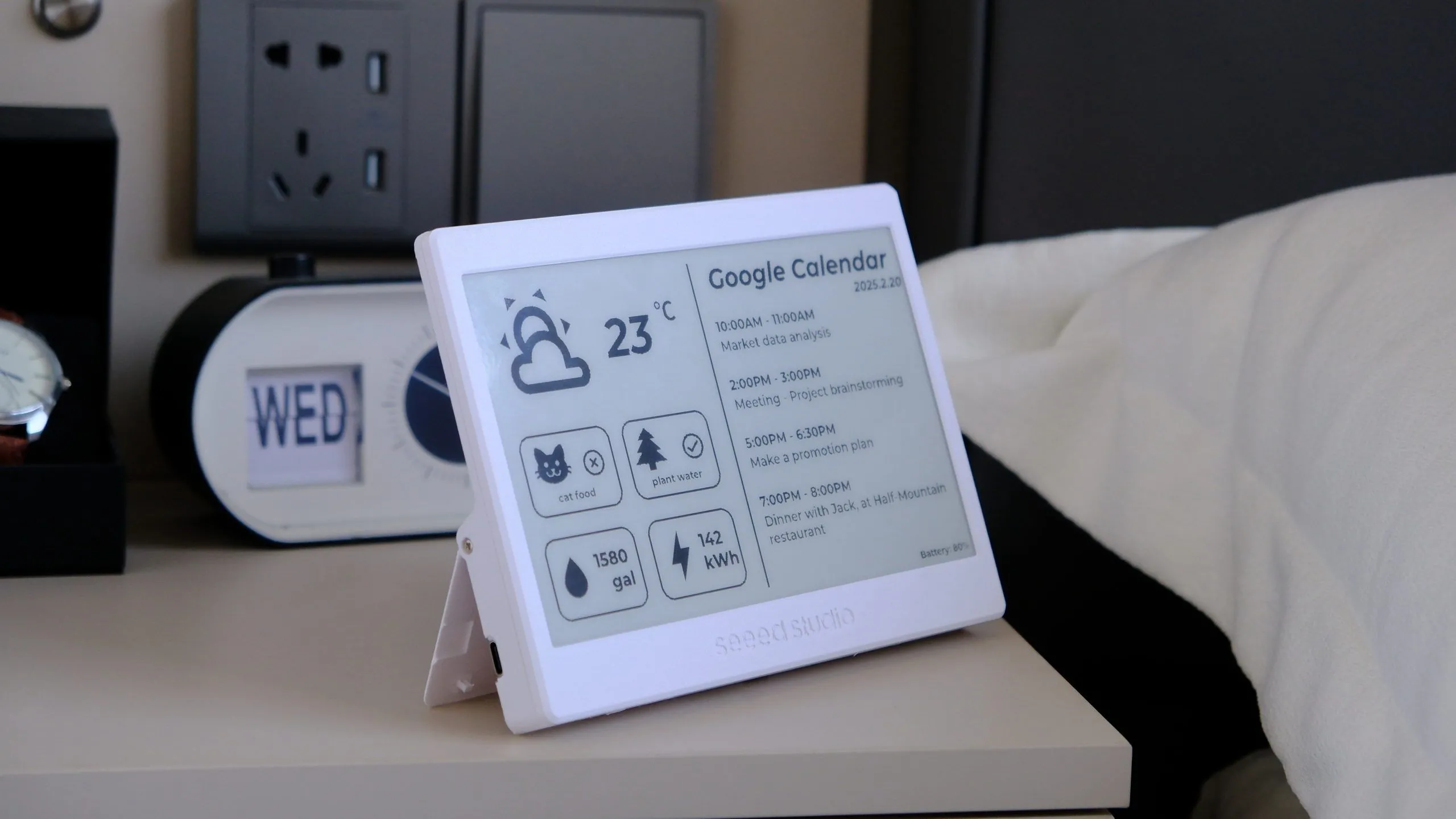 Màn hình hiển thị Seeed Studio Xiao 7.5 Inch ePaper Panel với giao diện smart home và chân đế tiện lợi