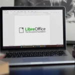 Màn hình máy tính xách tay hiển thị giao diện LibreOffice Calc, minh họa phần mềm văn phòng mã nguồn mở thay thế Microsoft Office.