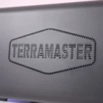 Mặt bên của thiết bị NAS TerraMaster F4-424 Pro với logo thương hiệu nổi bật, thể hiện thiết kế hiện đại và chuyên nghiệp.