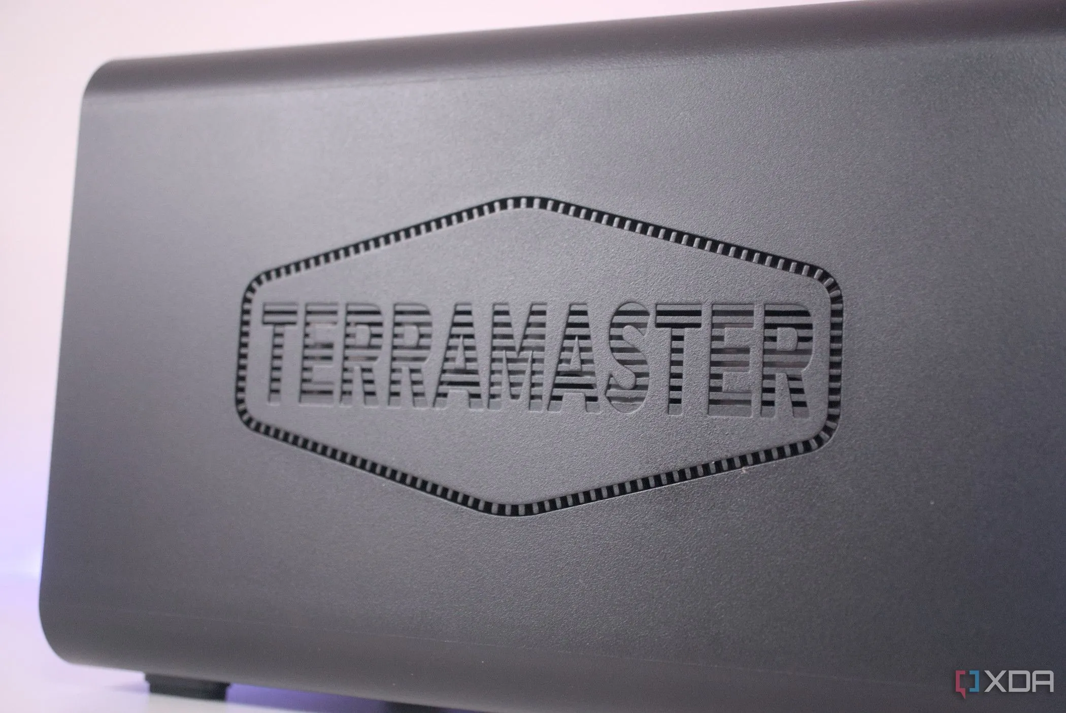 Mặt bên của thiết bị NAS TerraMaster F4-424 Pro với logo thương hiệu nổi bật, thể hiện thiết kế hiện đại và chuyên nghiệp.