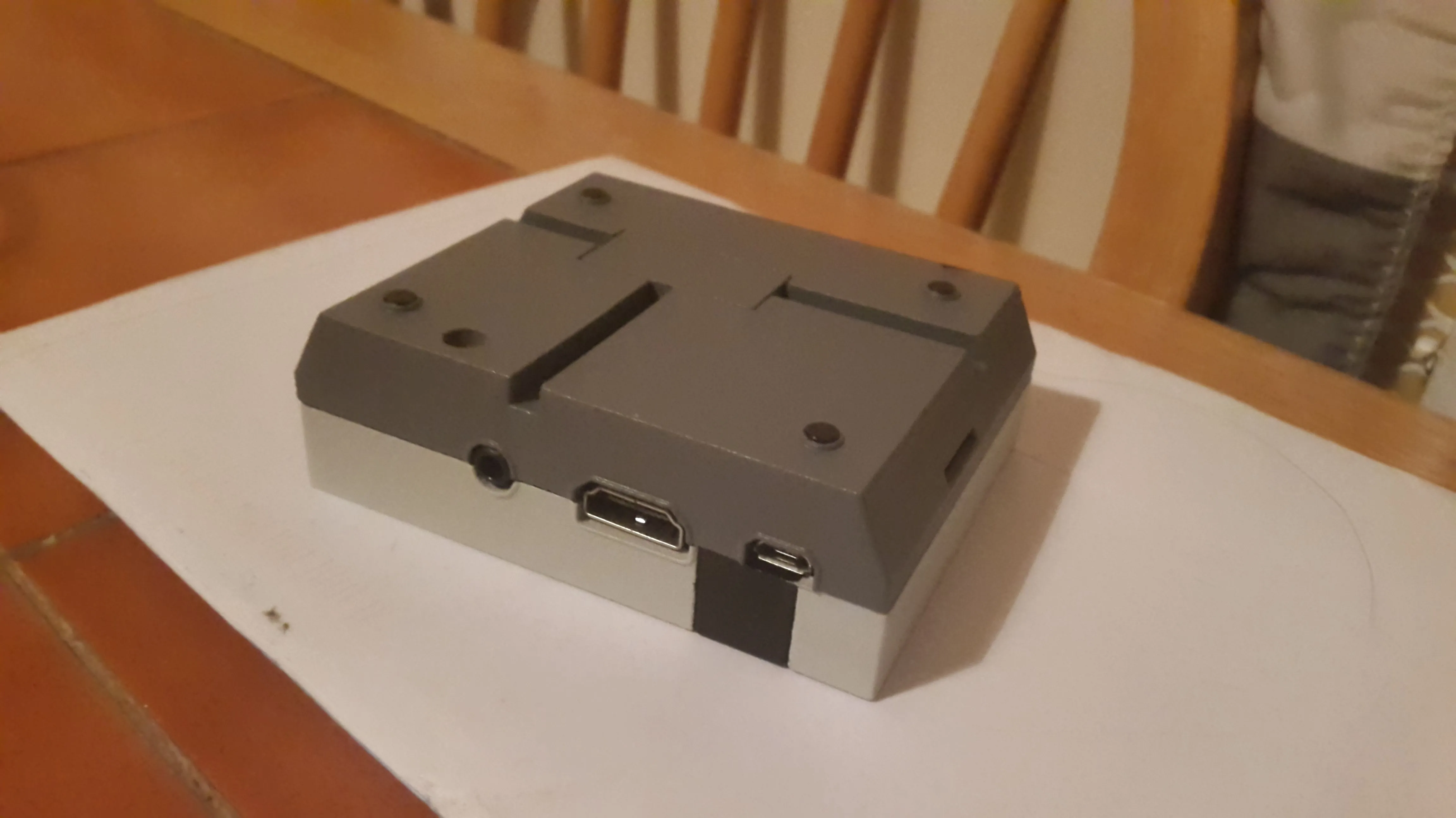 Mặt sau của vỏ case Raspberry Pi NES với các lỗ cắt chính xác cho cổng Raspberry Pi