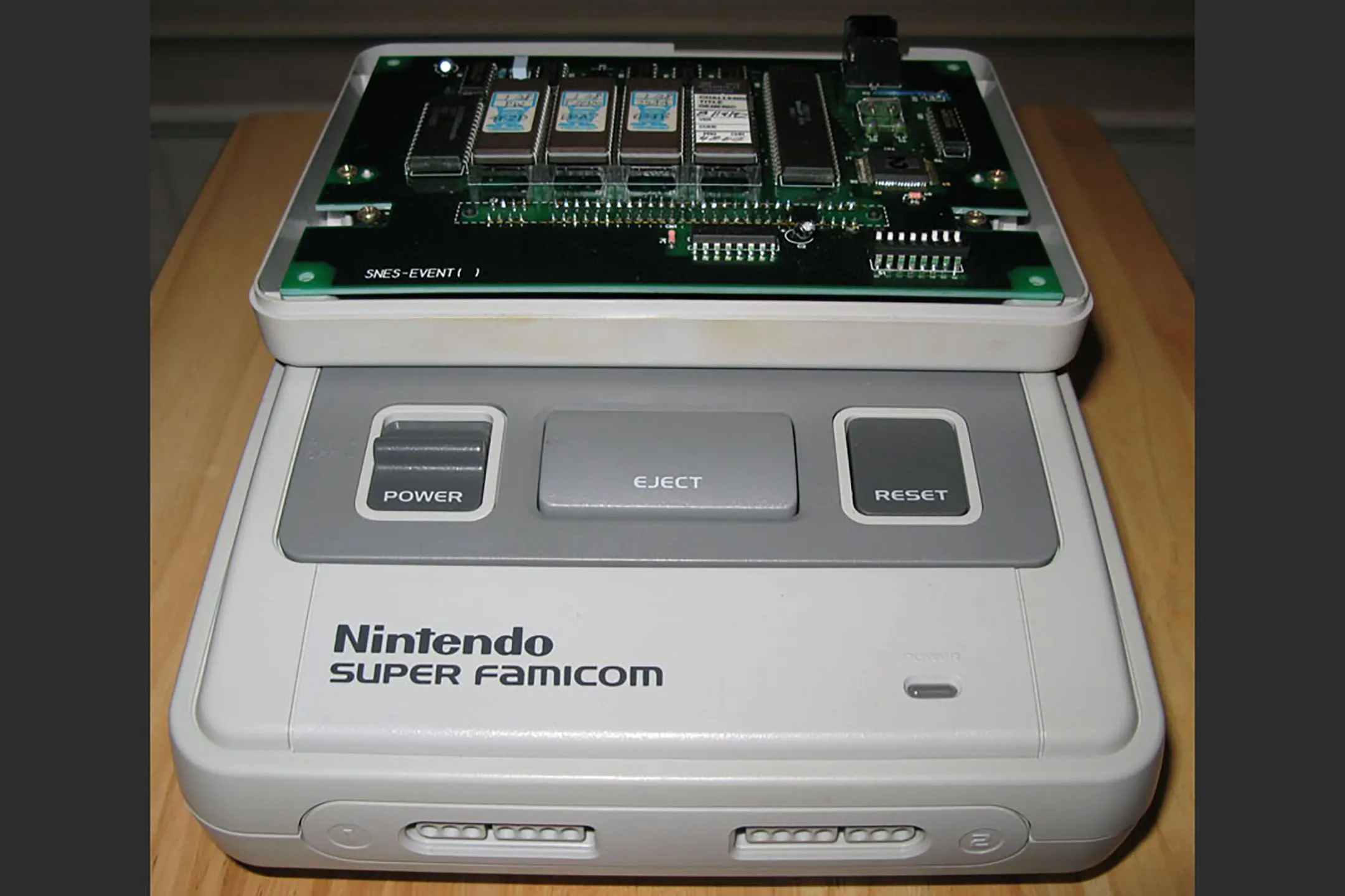 Mặt trước cartridge Nintendo Campus Challenge với phần trên bị tháo ra