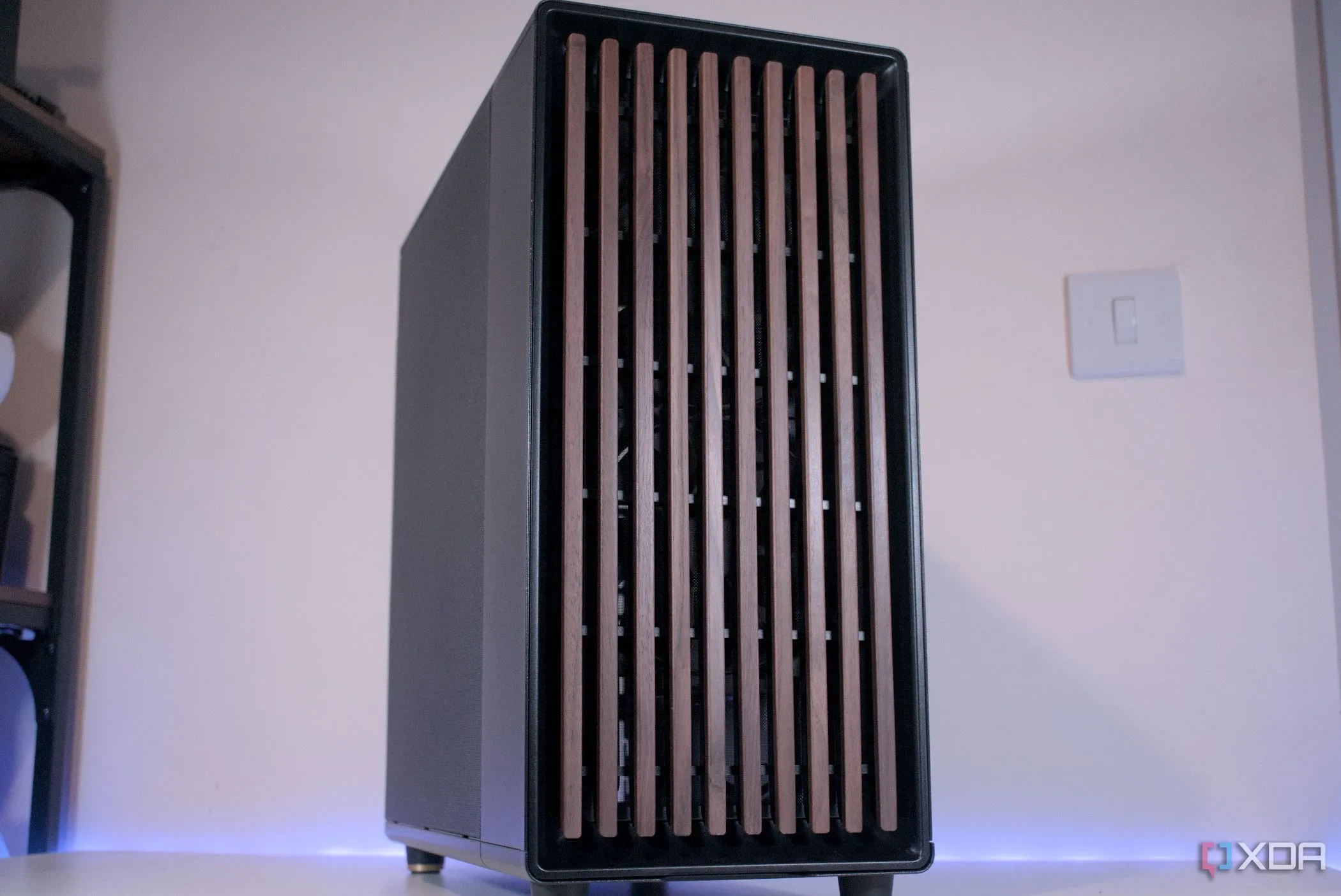Mặt trước của vỏ case Fractal Design North với thiết kế tối giản và gỗ tự nhiên