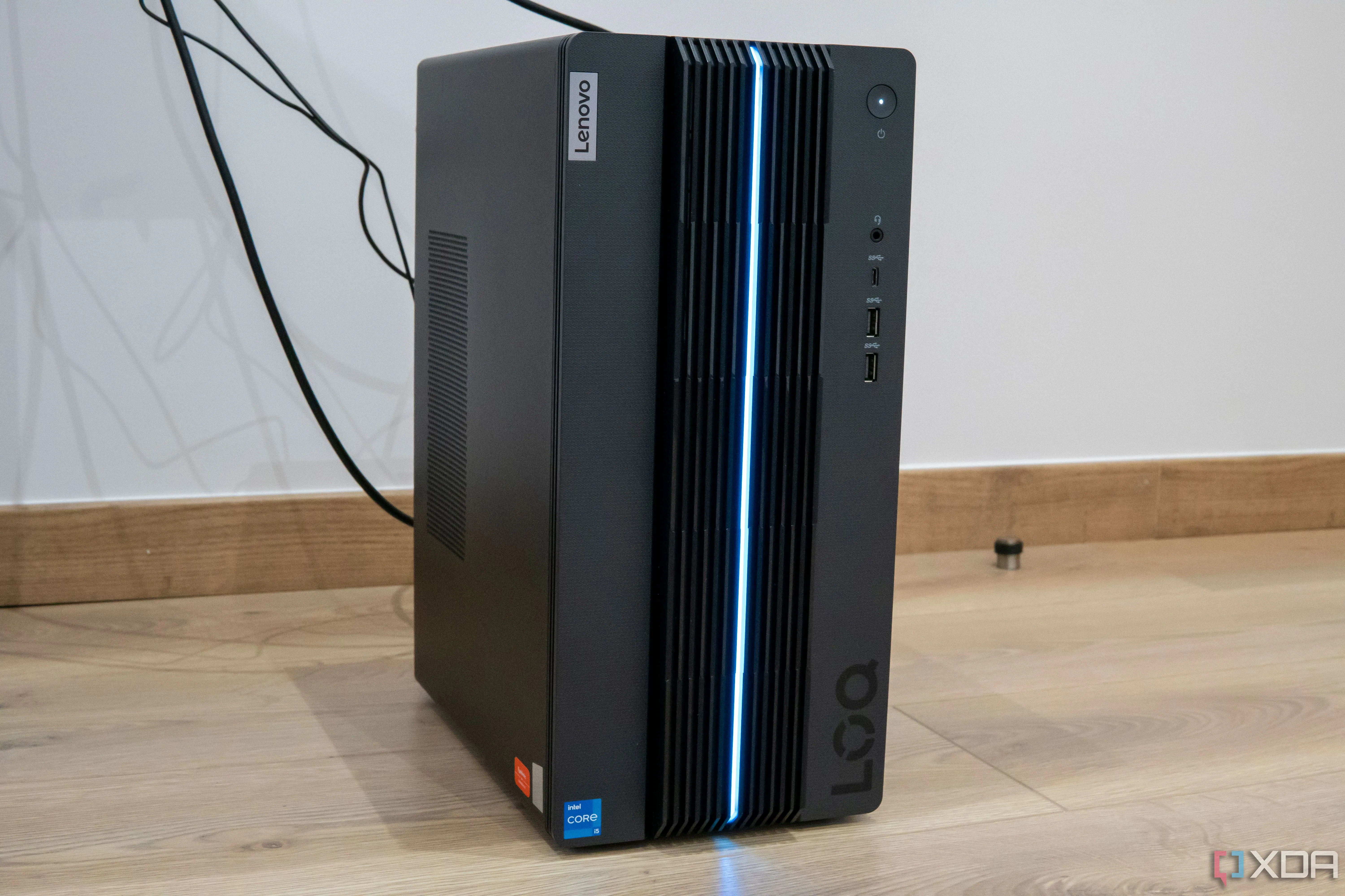 Mặt trước góc nghiêng của Lenovo LOQ Tower 17.