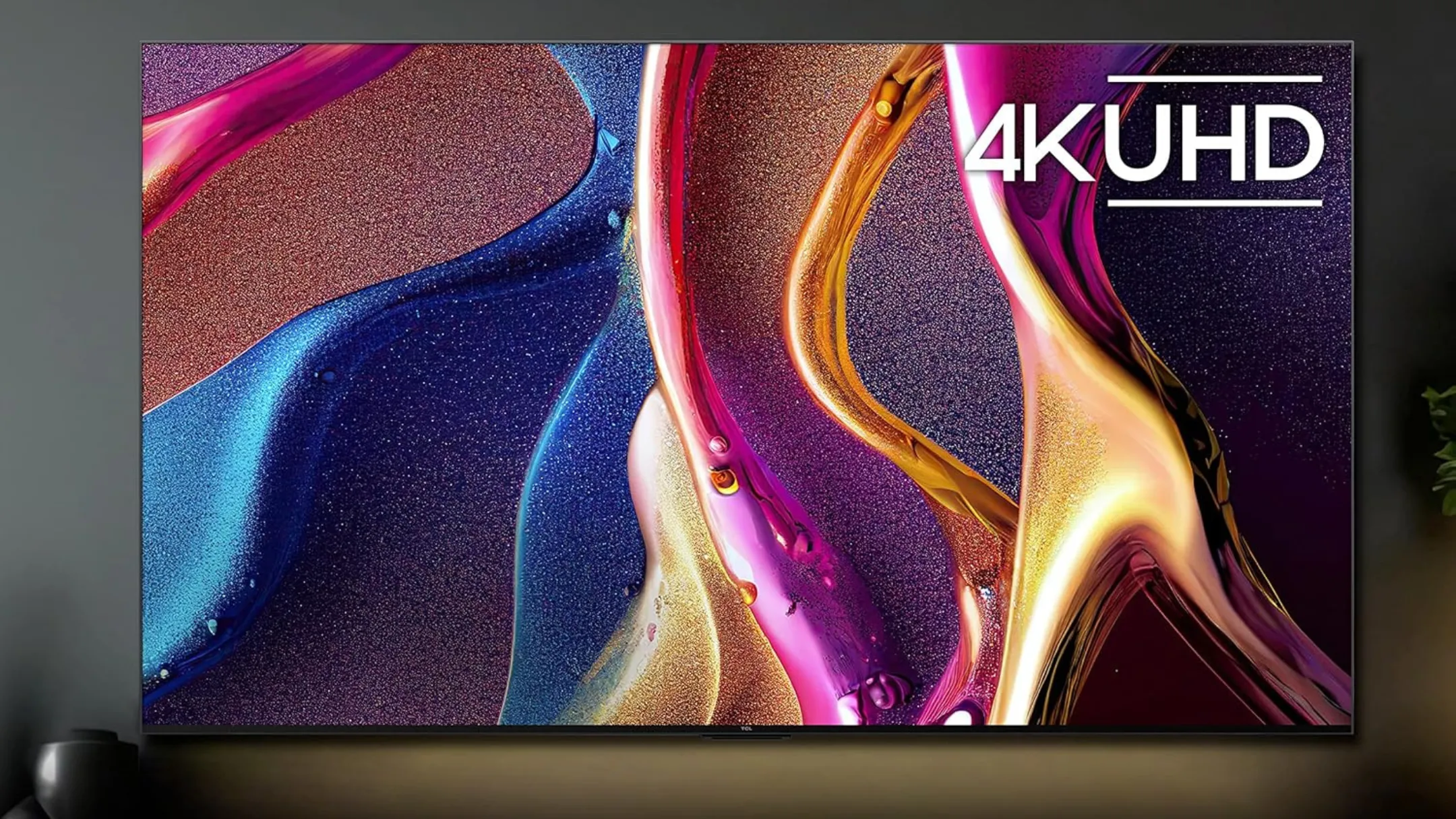 Mẫu TV TCL Q7 QLED 4K 85 inch được lắp đặt trên tường, mang lại trải nghiệm giải trí tại gia