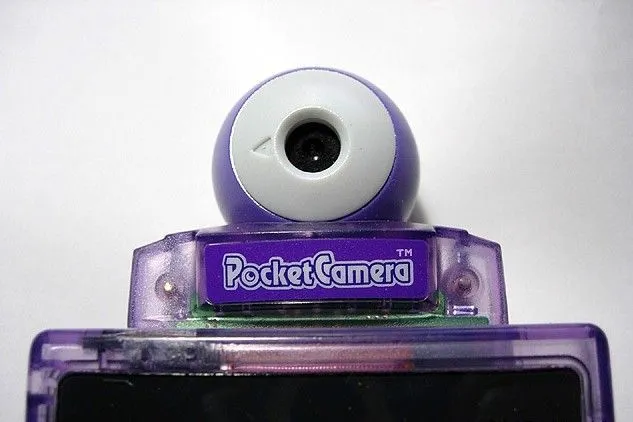 Máy ảnh Game Boy Camera màu tím gắn trên Game Boy cổ điển