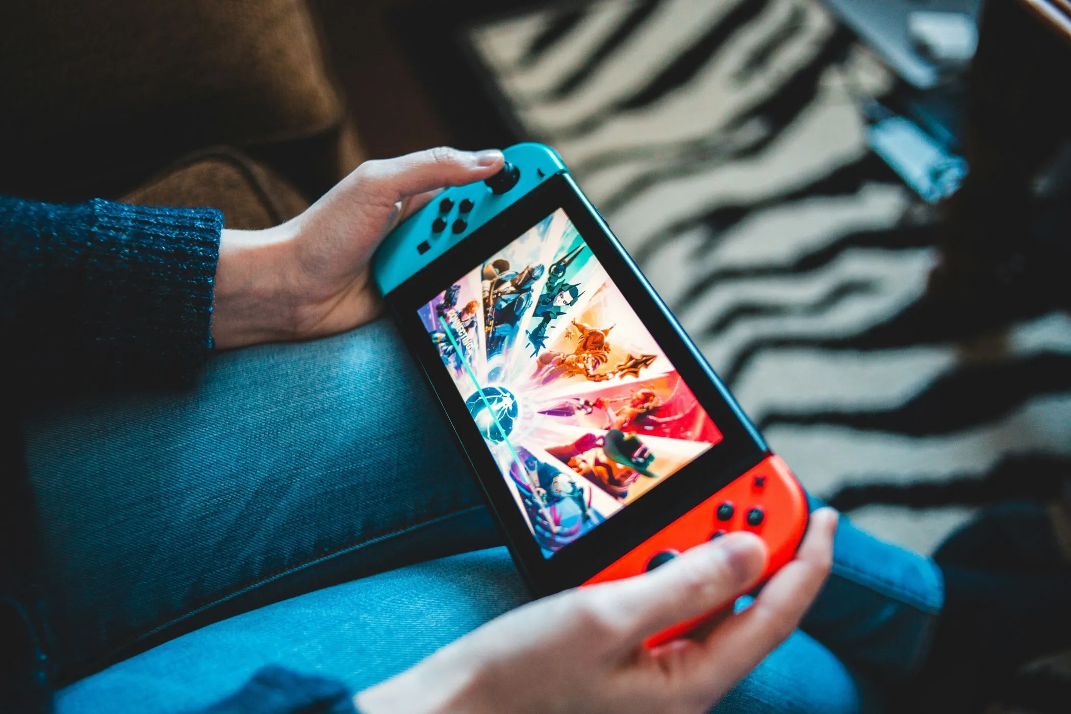 Máy chơi game Nintendo Switch đang được cầm trên tay, minh họa cho việc thử nghiệm cài đặt phần mềm iPhone.